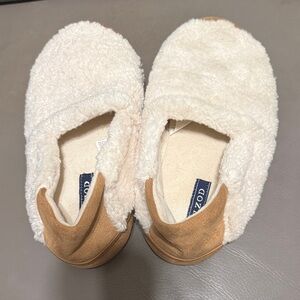 Izod Cream Fleece Slippers